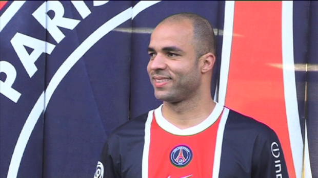 PSG - Alex signe, T�vez s'�loigne