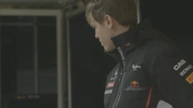Vettel extends Red Bull deal