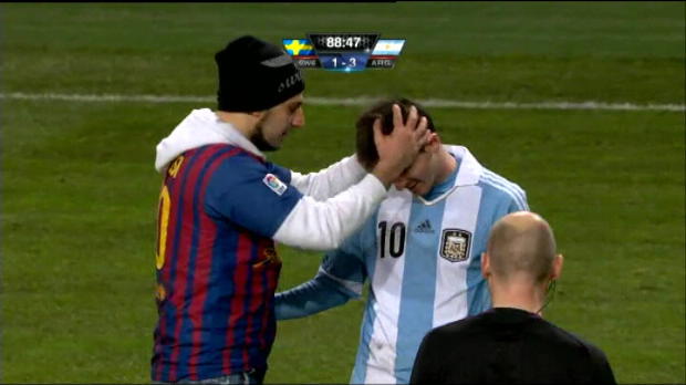 Insolite - Un fan embrasse Messi